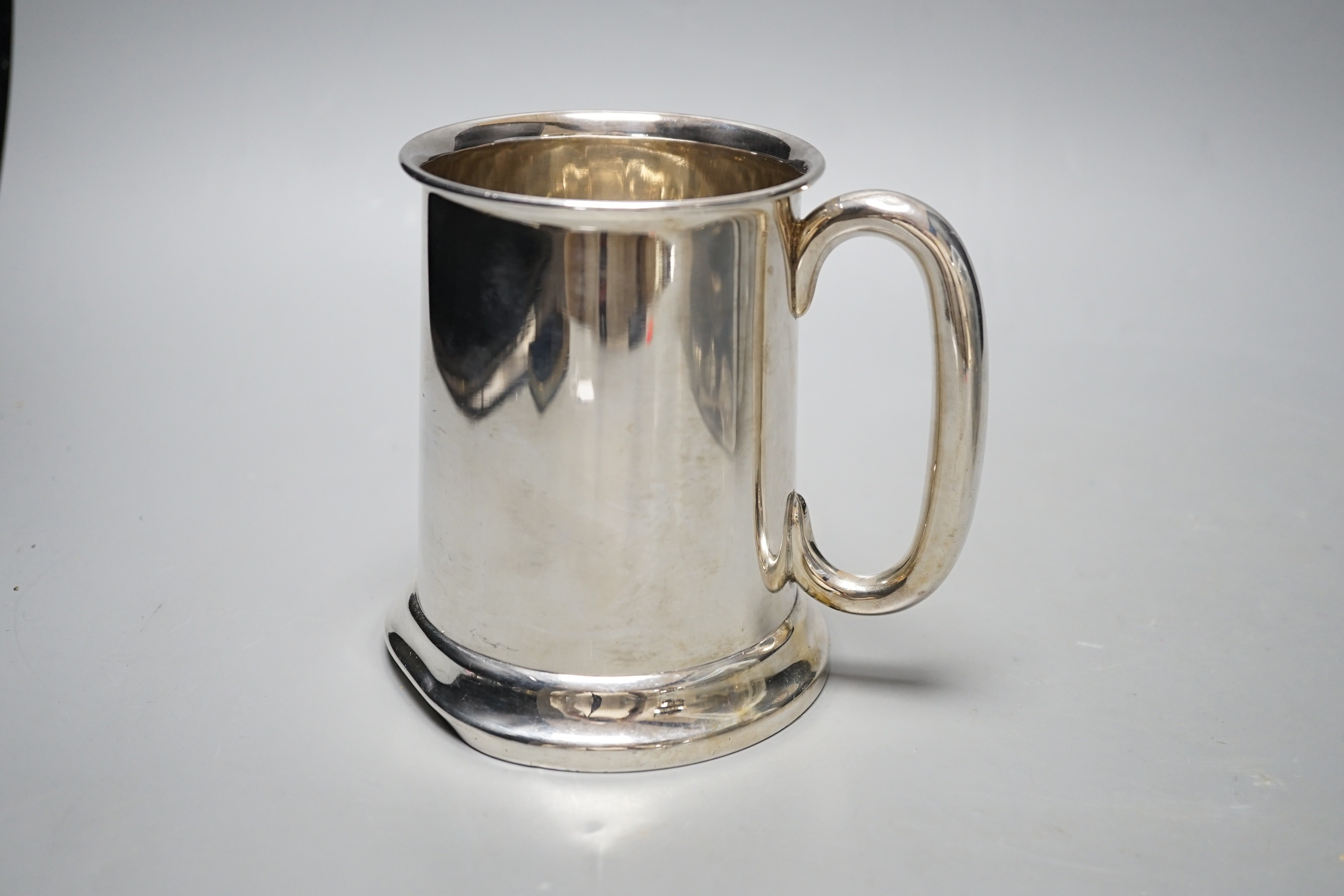 An Elizabeth II silver mug, Joseph Gloster Ltd, Birmingham, 1958, height 12.3cm, 10.7oz.